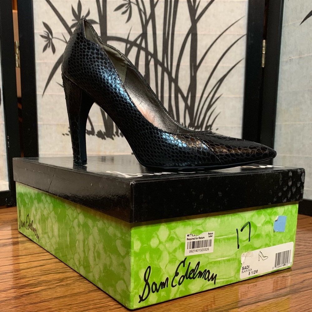Black Snake Skin pumps